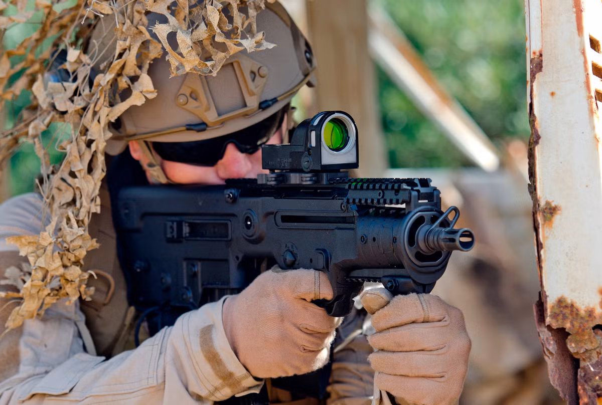 Khẩu tiểu liên IWI Tavor X95 hay còn được biết tới với tên gọi khác là Micro Tavor, MTAR hay MTAR-21 là khẩu tiểu liên Bullpup được thiết kế giống hệt khẩu súng trường tấn công Tavor hiện đang được Hải quân Đánh bộ Việt Nam sử dụng chỉ có điều nhỏ hơn và dùng cỡ đạn cũng nhỏ hơn. Nguồn ảnh: Gunsb.