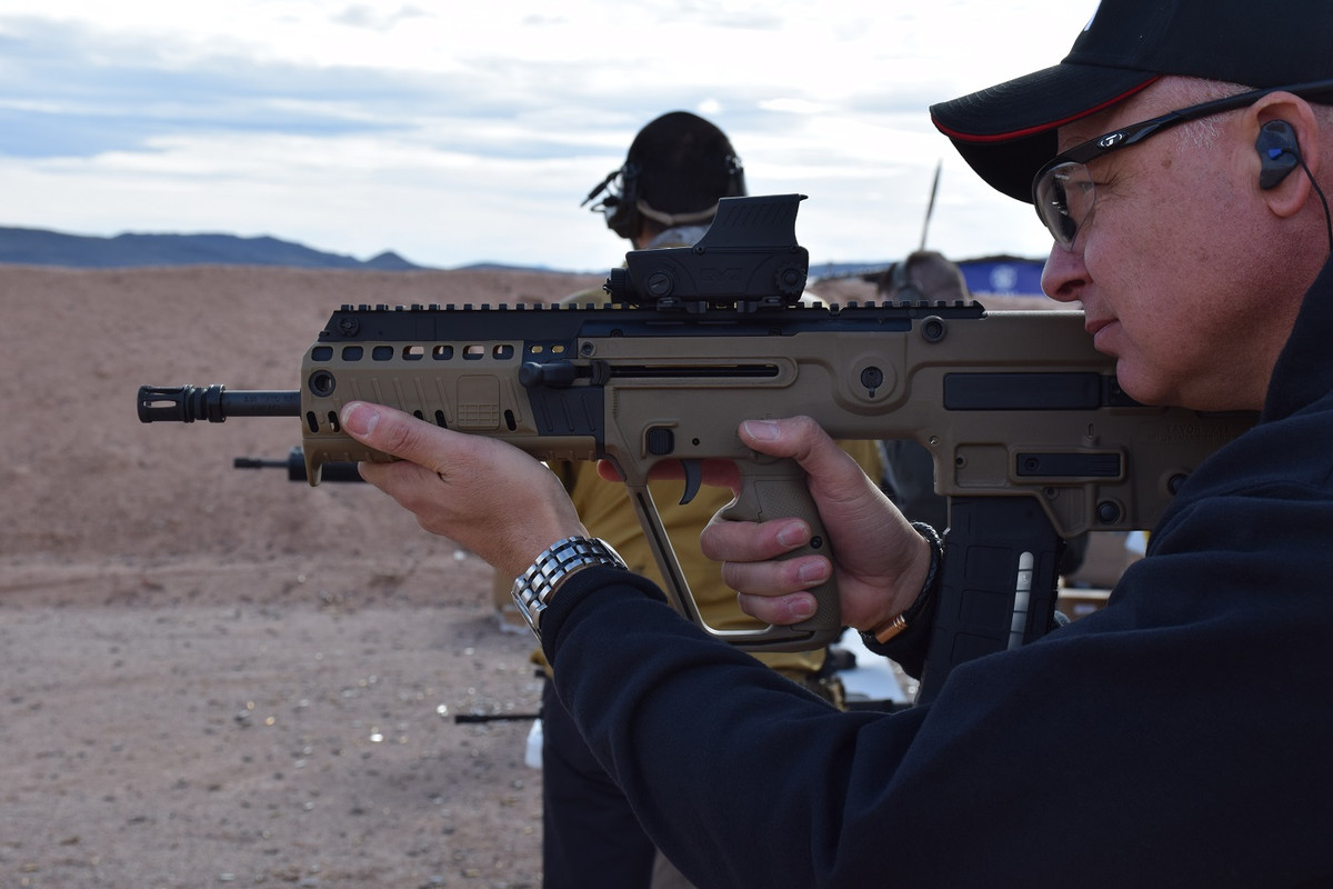 Một vài quốc gia Đông Nam Á khác như Singapore, Thái Lan và Philippines cũng trang bị Tavor trong biên chế cho lực lượng đặc nhiệm. Mặc dù Việt Nam đã quen với khẩu TAR-21 tuy nhiên quân đội nước ta không ghi nhận có sử dụng khẩu súng tiểu liên này trong biên chế của mình. Nguồn ảnh: Gunsb.