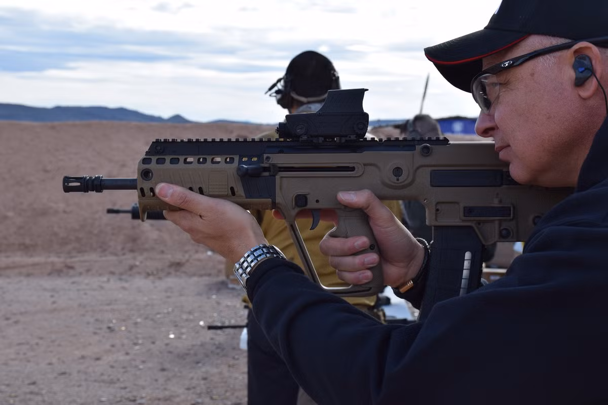 Một vài quốc gia Đông Nam Á khác như Singapore, Thái Lan và Philippines cũng trang bị Tavor trong biên chế cho lực lượng đặc nhiệm. Mặc dù Việt Nam đã quen với khẩu TAR-21 tuy nhiên quân đội nước ta không ghi nhận có sử dụng khẩu súng tiểu liên này trong biên chế của mình. Nguồn ảnh: Gunsb.