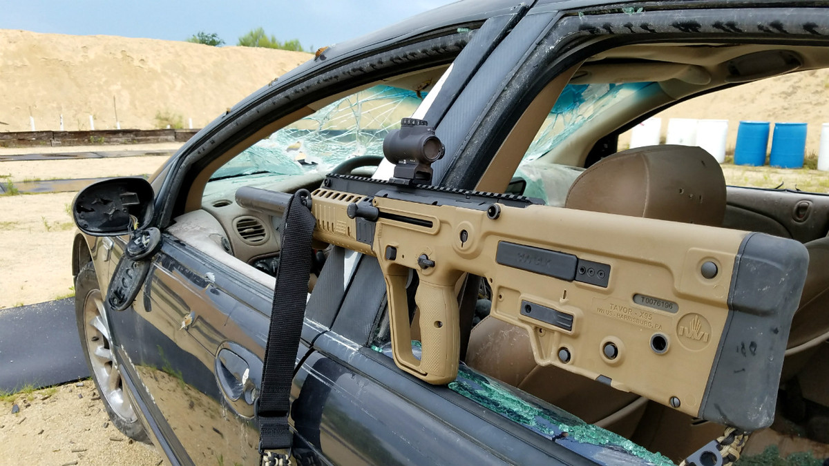 Về cơ bản, khẩu súng tiểu liên này vẫn có thiết kế rất gọn, cho phép xạ thủ dễ dàng xoay sở khi sử dụng trong môi trường chật hẹp, kèm theo đó là các rãnh kỹ thuật ở trên thân súng cũng như ở ốp cầm tay để có thể gắn thêm nhiều loại phụ kiện bên ngoài. Nguồn ảnh: Gunsb.