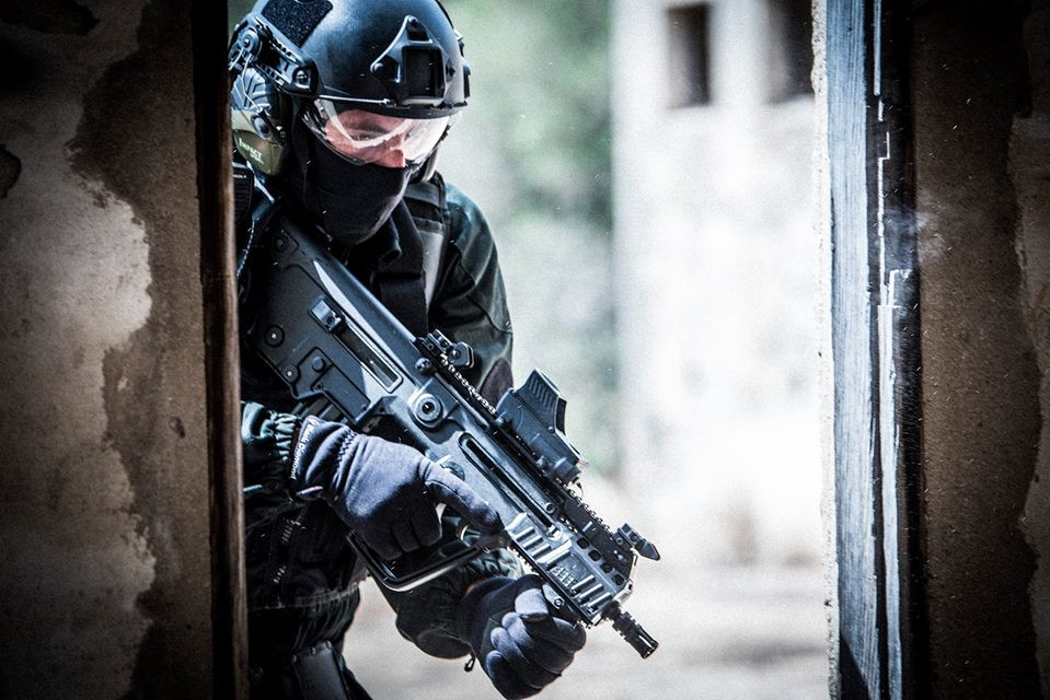 Khẩu tiểu liên này được ra đời vào năm 2009 và được sử dụng bởi quân đội nhiều nước trên thế giới suốt từ khi ra đời tới nay, đặc điểm của MTAR đó là nó nhỏ gọn nhưng vẫn có uy lực cao cùng chiều dài nòng súng lớn. Nguồn ảnh: Gunsb.