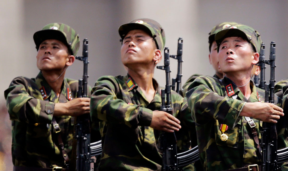  Quân đội Triều Tiên được biết đến như lực lượng quân đội bí ẩn nhất khu vực Đông Bắc Á. Tuy nhiên độ "liều lĩnh" và "gan dạ" của đội quân này là điều đã được chứng minh và khiến nhiều quốc gia lân cận phải dè chừng. Nguồn ảnh: Chosun.