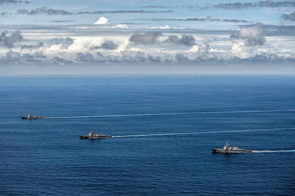 Trung tâm chỉ huy chiến thuật của Biên đội khu trục hạm số 7 hải quân Mỹ hiện tại là tàu USS Fort Worth, theo cơ chế vận hành của Hải quân Mỹ, tàu chiến trong các biên đội khu trục hạm sẽ được đảo vị trí cho nhau 16 tháng. Nguồn ảnh: USnaval.