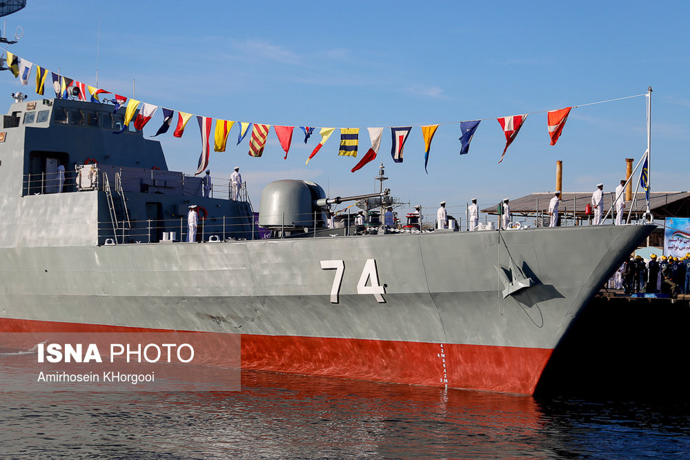 Khinh hạm này cũng được trang bị một sàn đỗ trực thăng ở phía sau thân tàu cho phép nó sử dụng trực thăng cho các nhiệm vụ do thám, phát hiện sớm mục tiêu ở khoảng cách lớn. Nguồn ảnh: ISNA.