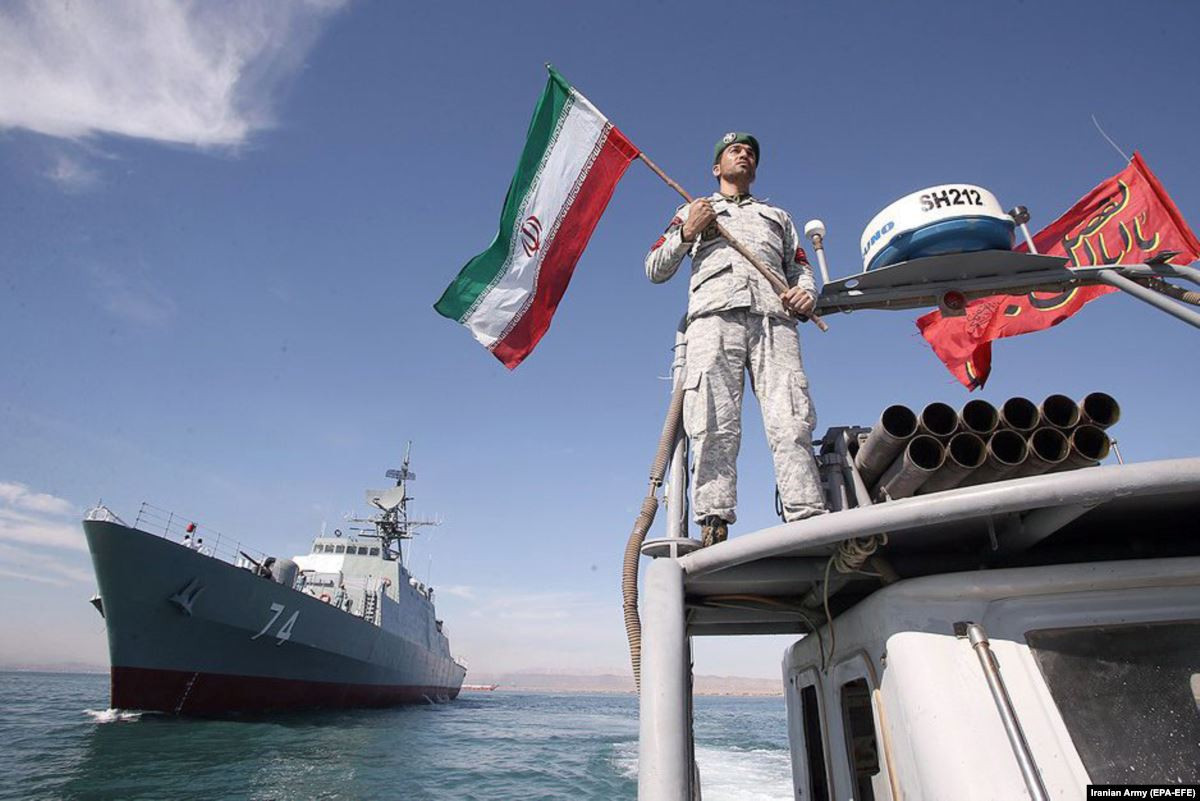 Mặc dù theo nhiều tài liệu trên thế giới và theo cách phân loại riêng của Iran cũng coi Sahand là một khu trục hạm, tuy nhiên với độ giãn nước tối đa chỉ là 2500 tấn, đây chỉ có thể được coi là một khinh hạm cỡ nhỏ nhưng lại có trang bị vũ khí khá nguy hiểm và sẽ sớm trở thành một ẩn số ở vùng biển Trung Đông. Nguồn ảnh: QQ.