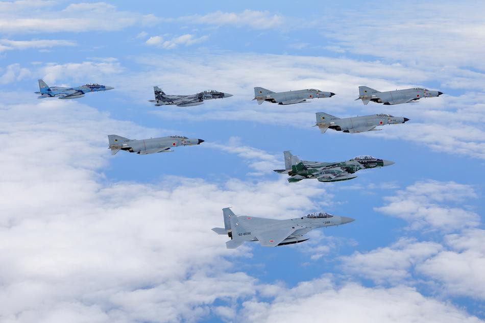 Những tiêm kích F-4 Phantom II trong biên chế lực lượng phòng vệ trên không của Nhật Bản bao gồm phiên bản đó là EF/RF-4EJ. Trong đó phiên bản EF-4 là bản được cải biên thành máy bay áp chế điện tử nhưng chỉ phục vụ mục đích huấn luyện cho phi công. Nguồn ảnh: Sina.