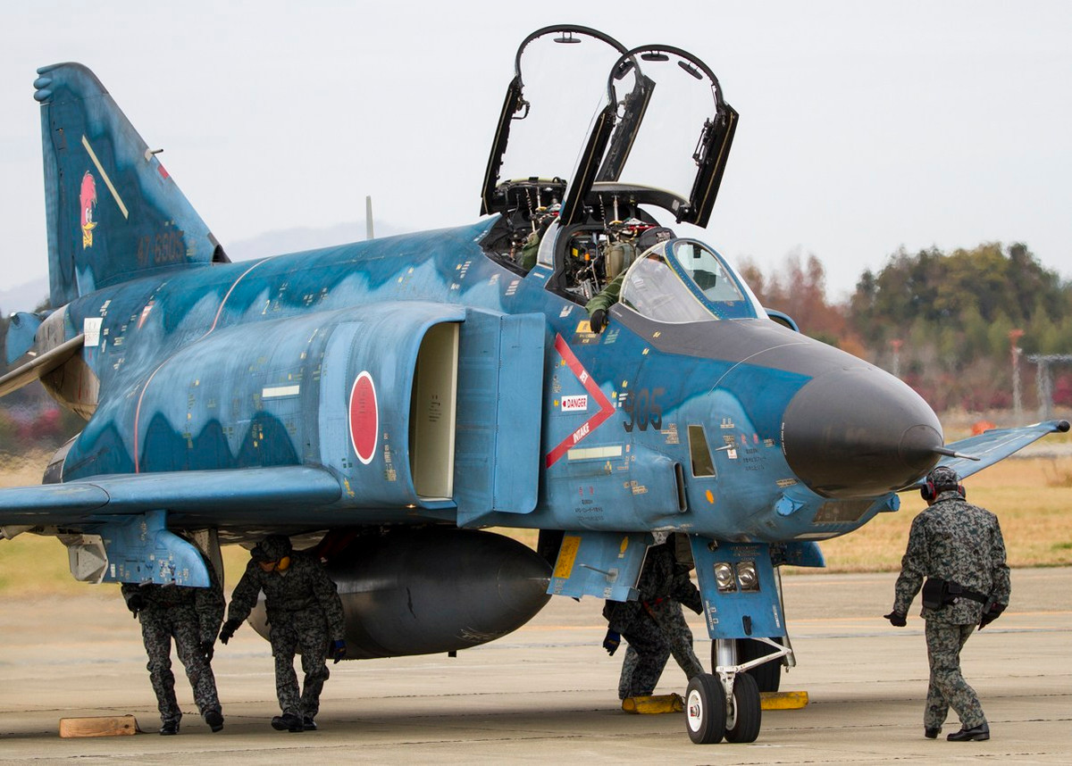 Các tính năng bị lược bỏ bao gồm hệ thống tiếp liệu trên không, Mỹ còn lược bỏ luôn khả năng tương thích của F-4 với tên lửa AGM-12, khả năng triển khai vũ khí hạt nhân cùng với khả năng cường kính oanh tạc mục tiêu mặt đất cũng bị loại bỏ đi. Nguồn ảnh: Sina.