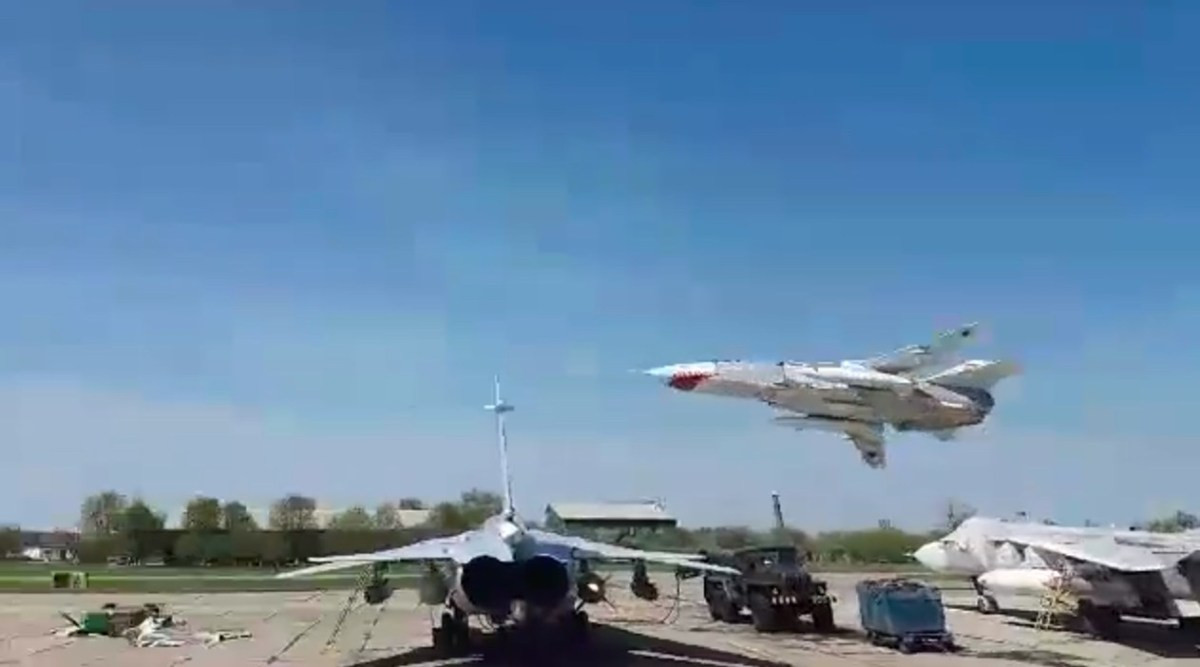 Phi công điều khiển chiến đấu cơ Su-24M bay sà xuống sát mặt đường băng trong một chuyến bay tập của không quân Ukraine. Nguồn ảnh: QQ.