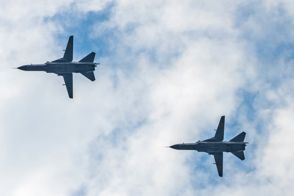 Máy bay cường kích trong mọi điều kiện thời tiết Su-24M của không quân Ukraine giờ cũng chỉ còn 12 chiếc có khả năng bay được, số còn lại đã quá cũ và hết niên hạn sử dụng. Nguồn ảnh: QQ.