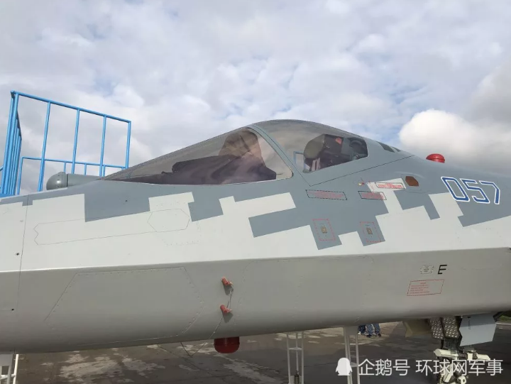 Khoang lái của chiếc Su-57 được thiết kế để cung cấp cho phi công tầm nhìn tối đa, kèm theo đó là màu sơn nguỵ trang kiểu mới của chiếc Su-57 được quảng cáo là giúp nó tránh được bị nhận dạng bằng mắt thường khi bay ở trên không. Nguồn ảnh: QQ.