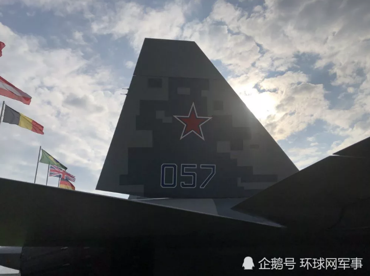 Đây là chiếc Su-57 số hiệu 057 của Không quân Nga, không rõ đây là số hiệu thật của chiếc tiêm kích này hay đây chỉ là một con số mang tính "hình thức" nhằm nhấn mạnh đến cái tên Su-57 của chiếc tiêm kích này. Nguồn ảnh: QQ.