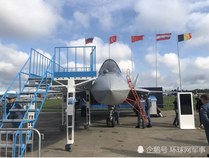 Bên cạnh chiếc Su-57, ban tổ chức còn bố trí một cầu thang khổ rộng để khách thăm quan có thể dễ dàng trèo lên nhìn tận mắt vào thiết kế bên trong khoang lái của chiếc tiêm kích này. Nguồn ảnh: QQ.