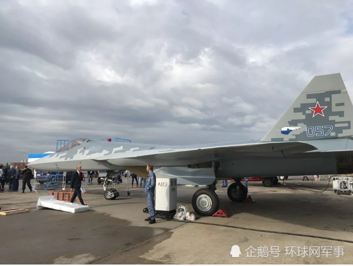 Đây cũng là lần đầu tiên một chiếc tiêm kích Su-57 được trưng bày công khai để người thăm quan có thể thoải mái tiếp cận. Nguồn ảnh: QQ.