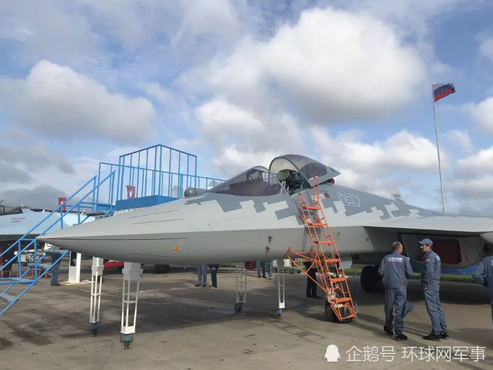 Luôn có những nhân viên kỹ thuật túc trực bên cạnh chiếc Su-57 và dù được trưng bày giữa triển lãm, chỉ những người được giới thiệu từ trước mới có khả năng tiếp cận với khoang lái của chiếc Su-57. Nguồn ảnh: QQ.
