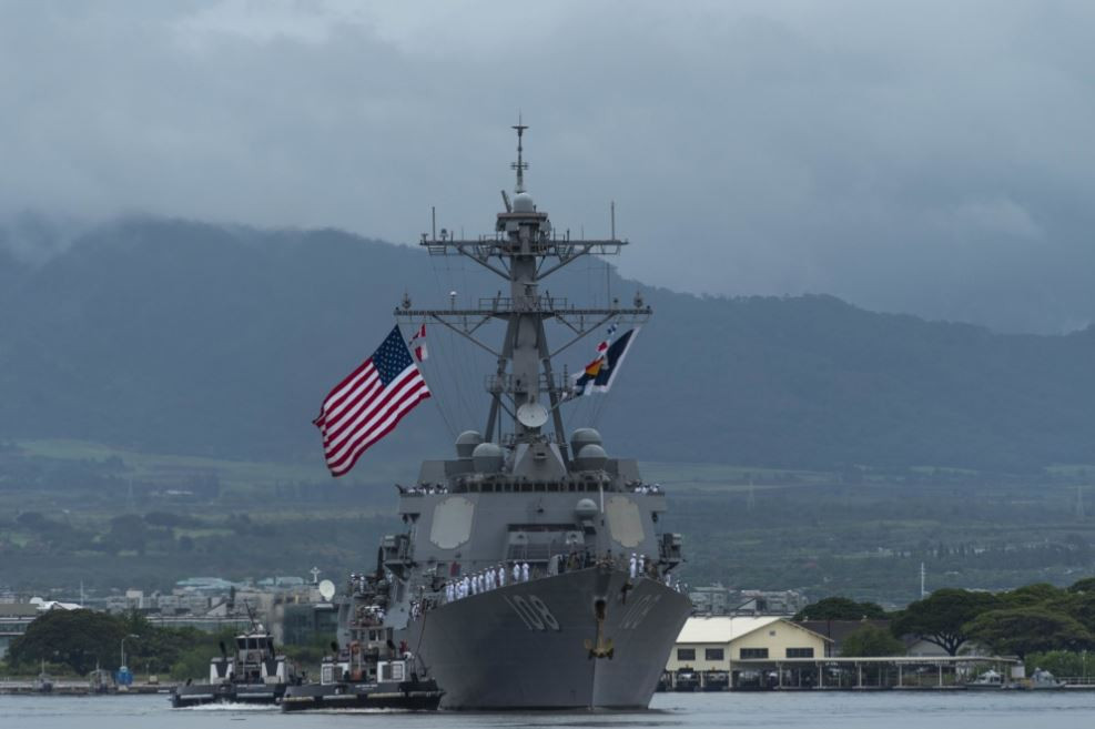 Phía Hạm đội 7 cũng đưa tin cho biết, một tàu quân sự của Trung Quốc không rõ danh tính và số hiệu đã đi theo tàu USS Wayne E. Meyer khi tàu này tiếp cận vào khu vực 12 hải lý quanh đá Vành Khăn, tuy nhiên hai bên không xảy ra va chạm hay. "to tiếng" với nhau trên điện đài. Nguồn ảnh: Navysite.