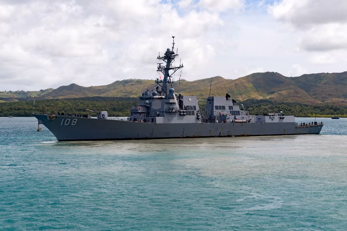 Trước đó trong quá khứ, Trung Quốc luôn có thái độ cực kỳ hung hăng với những tàu chiến và máy bay nước ngoài tiếp cận các khu vực đảo, bãi đá mà họ chiếm đóng trái phép, cách thức được Trung Quốc sử dụng thường xuyên nhất đó là bắt các tàu, máy bay phải khai báo danh tính và viện cớ là các phương tiện này đang "xâm phạm lãnh hải Trung Quốc". Nguồn ảnh: Navysite.