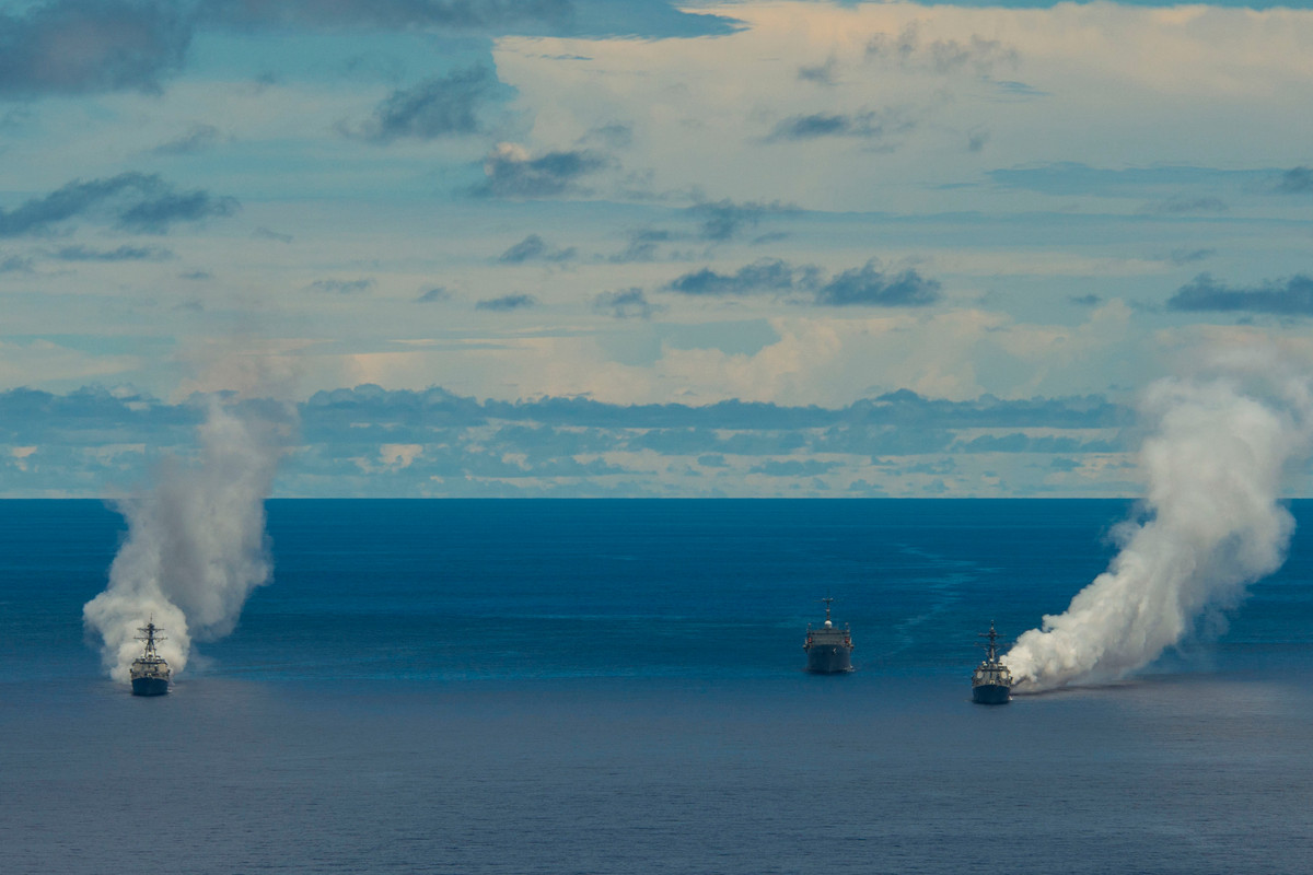 Hiện tại, khu vực biển Đông đang được xem là nơi có tình hình diễn biến phức tạp, căng thẳng giữa các bên liên quan. Việc Hải quân Mỹ điều tàu chiến tới khu vực này được các chuyên gia nhận định là "con dao hai lưỡi" vì sự hiện diện của Mỹ sẽ có thể khiến tình hình nguội bớt, nhưng cũng có thể trở thành tác nhân khiến Trung Quốc càng muốn thách thức hơn nữa. Nguồn ảnh: USNI.