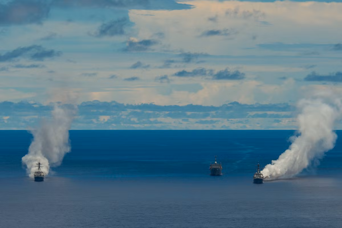 Hiện tại, khu vực biển Đông đang được xem là nơi có tình hình diễn biến phức tạp, căng thẳng giữa các bên liên quan. Việc Hải quân Mỹ điều tàu chiến tới khu vực này được các chuyên gia nhận định là "con dao hai lưỡi" vì sự hiện diện của Mỹ sẽ có thể khiến tình hình nguội bớt, nhưng cũng có thể trở thành tác nhân khiến Trung Quốc càng muốn thách thức hơn nữa. Nguồn ảnh: USNI.