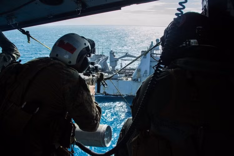 Bắn tỉa từ tàu chiến đã một điều vô cùng khó khăn nhưng bắn tỉa từ trực thăng thậm chí còn khó khăn hơn nữa khi người lính luôn trọng trạng thái di chuyển và phải đối mặt với sức gió cực mạnh từ nhiều hướng. Nguồn ảnh: BI.