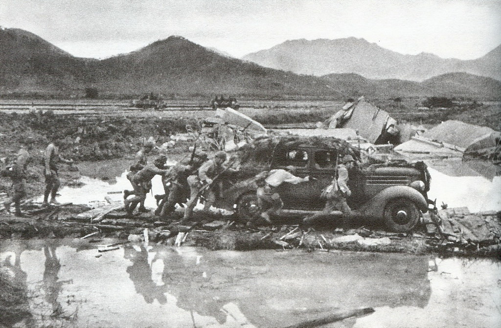 Kết thúc trận đánh ngắn ngủi này, quân đội Anh cùng đồng minh chịu thiệt hại khá nặng, lên tới 2113 người bị thiệt mạng hoặc mất tích, 2300 người bị thương và 10.000 người bị bắt làm tù binh. Toàn bộ lực lượng hải quân Anh gồm một khu trục hạm và một tàu hoả lực đều bị cố tình đắm đắm để tránh rơi vào tay Nhật. Nguồn ảnh: Pinterest.