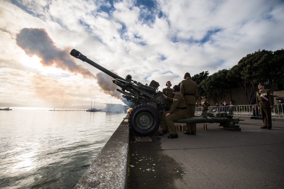 Các nhà nghiên cứu cũng xem đây là một trong những truyền thống lâu đời bật nhất của quân đội, tới nay vẫn còn tồn tại và gần như tương đồng ở mọi quốc gia trên thế giới vì nó là một nghi thức ngoại giao cực kỳ quan trọng. Nguồn ảnh: Pinterest.