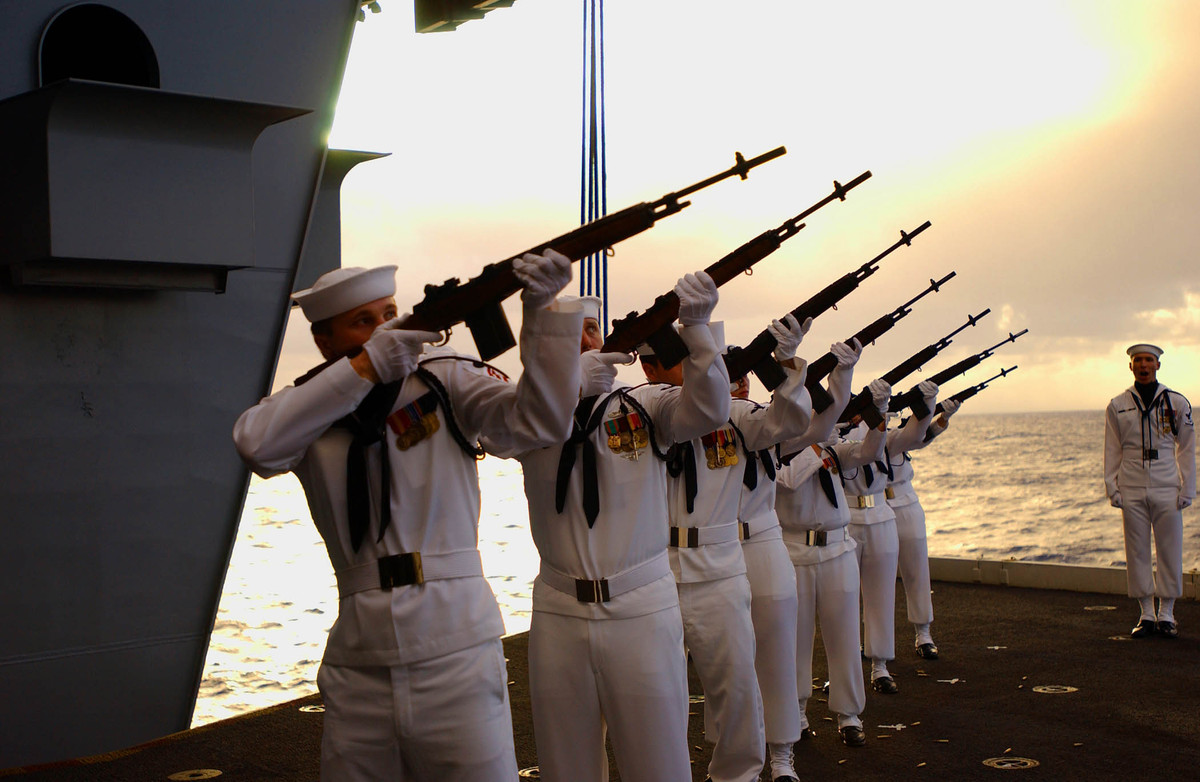 Ban đầu, nghi thức này chỉ được xuất hiện trong lực lượng hải quân. Vào thời điểm thông tin liên lạc còn kém, các tàu chiến trước khi cập cảng của nước ngoài sẽ nổ súng để chứng minh cho người trên bờ biết mọi khẩu pháo trên tàu đã được bắn hết đạn. Nguồn ảnh: Pinterest.