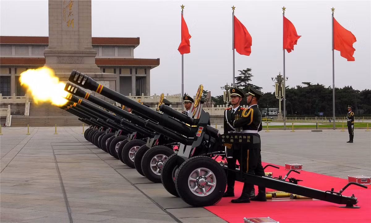 Trải qua thời gian, nghi lễ này đã được biến tấu đi rất nhiều, không những sử dụng pháo để bắn loạt "pháo chào" mà còn có thể sử dụng súng để bắn thay cho pháo, thường xuất hiện trong các lễ tang quân đội. Nguồn ảnh: Pinterest.