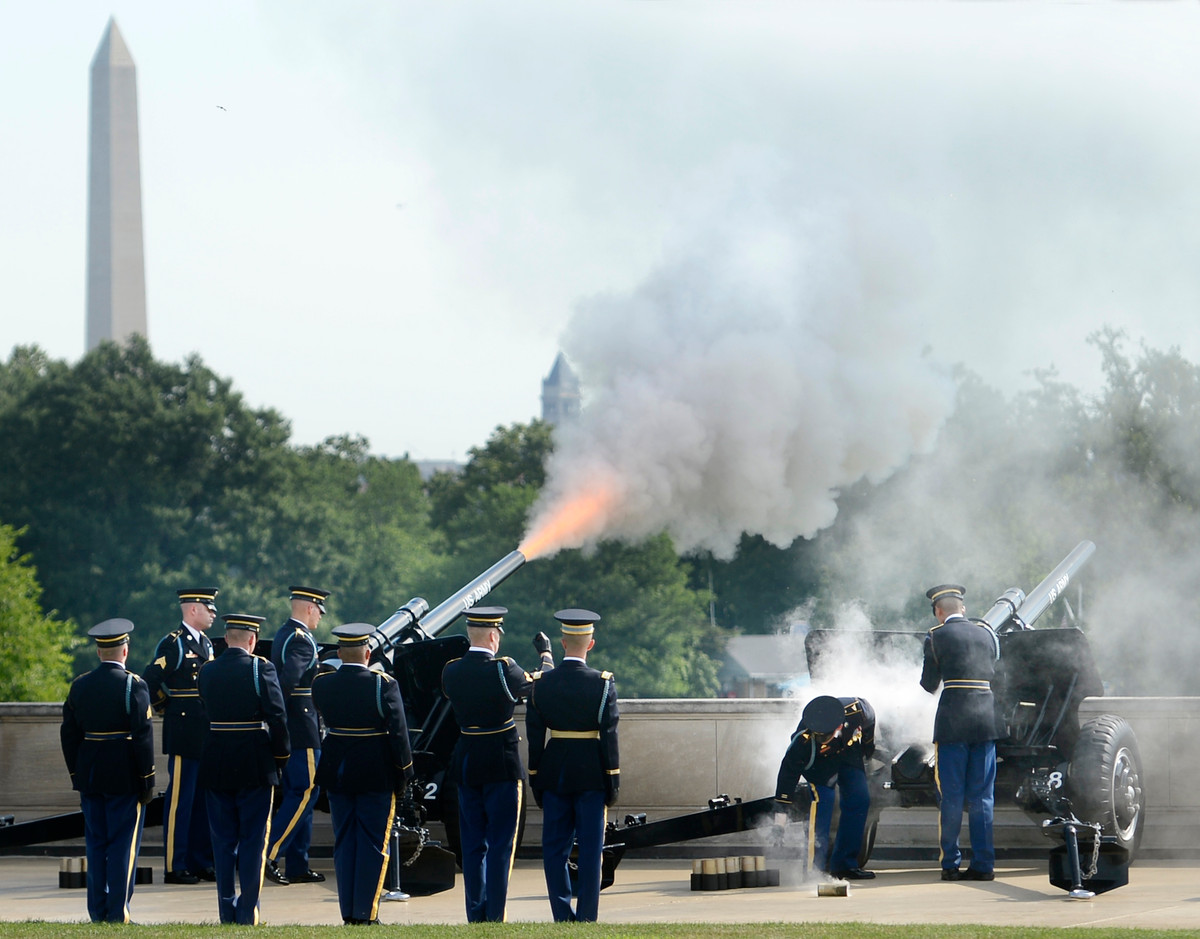 Trong thời gian thế kỷ 17, 18, Hải quân Anh được coi là lực lượng hải quân mạnh nhất thế giới, mỗi khi có tàu nước ngoài vào thăm hải quân Anh sẽ chỉ nổ ba phát đạn trên bờ để chứng tỏ rằng họ sẵn sàng đón tiếp khách quý nhưng cũng kèm theo thông điệp chứng tỏ mình là "nước lớn". Nguồn ảnh: Pinterest.