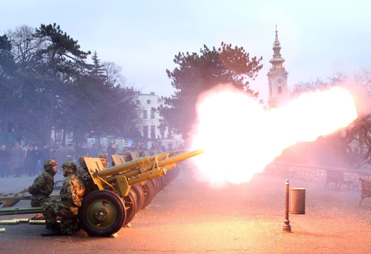 Theo nhiều tài liệu, nghi thức pháo chào này đã ra đời vào khoang thế kỷ 15 - 16 và có nguồn gốc xuất phát từ lực lượng hải quân. Nguồn ảnh: Pinterest.