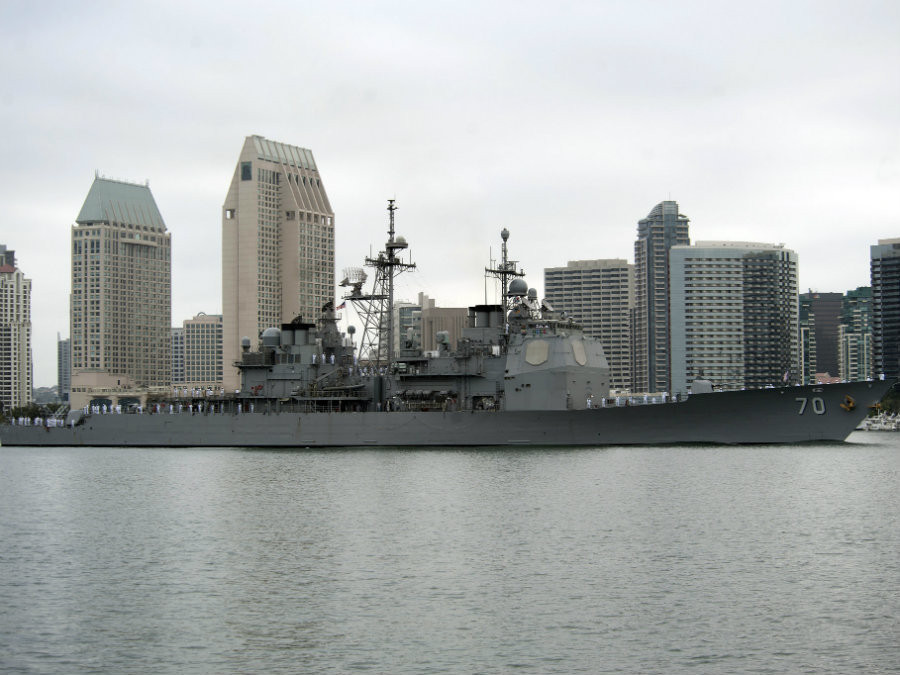 Tàu có độ giãn nước 9600 tấn, chiều dài 173 mét, lườn rộng 16,8 mét và có thuỷ thủ đoàn đầy đủ 330 người. Các tuần dương hạm lớp Ticonderoga được trang bị hệ thống vũ khí chính bao gồm 122 giếng phóng tên lửa Mk 41, hai khẩu hải pháo 127mm cùng với các pháo cao tốc Phalanx, tên lửa Harpooon, RIM-66 và RUR-5. Nguồn ảnh: USnavy.