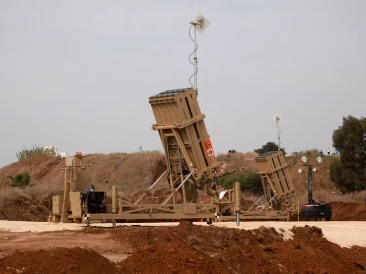 Về mặt lý thuyết, Iron Dome có khả năng hoạt động trong mọi điều kiện thời tiết với thời gian phản ứng cực ngắn. Loại tổ hợp này có thể bắt bám 20 mục tiêu cùng lúc và có liên kết chia sẻ dữ liệu với nhau để tránh tình trạng nhiều tổ hợp cùng tấn công một mục tiêu. Hiện tại Israel đang có trong tay 10 tổ hợp loại này. Nguồn ảnh: BI.