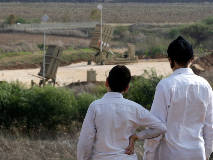 Tại quê nhà của mình, kể từ năm 2011 các tổ hợp Iron Dome đã làm rất tốt nhiệm vụ đánh chặn các tổ hợp pháo phản lực của Hamas ở Gaza và hoả lực của Hezbollah ở nam Lebanon. Nguồn ảnh: BI.