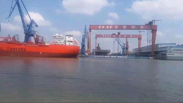 Hiện tại tại nhà máy đóng tàu Hỗ Đông Trung Hoa đang có hai tàu đổ bộ cùng lúc được Trung Quốc thi công là tàu Type 075 và tàu Type 071. Cả hai tàu này hiện đang được gấp rút hoàn thiện những công đoạn cuối. Nguồn ảnh: Twitter.