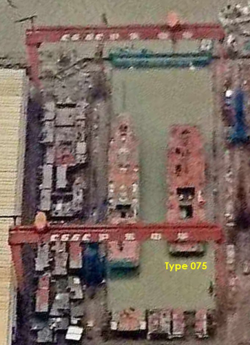 Trước đó, những hình ảnh lan truyền trên mạng xã hội Trung Quốc hồi tháng 7 cho thấy cấu trúc thân tàu của chiếc Type 075 mới chỉ được hoàn thiện phần thô và chưa có dấu hiệu của khu vực kiến trúc thượng tầng. Nguồn ảnh: Twitter.