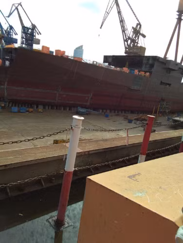 Trên lý thuyết, tàu đổ bộ trực thăng Type 075 của Trung Quốc sẽ không thể mang theo được máy bay chiến đấu và bản thân Trung Quốc cũng không có máy bay chiến đấu với khả năng lên thẳng như F-35B. Tuy nhiên với khả năng mang mang theo 28 trực thăng rõ ràng cũng sẽ có khả năng tác chiến trên biển rất nguy hiểm. Nguồn ảnh: Twitter.