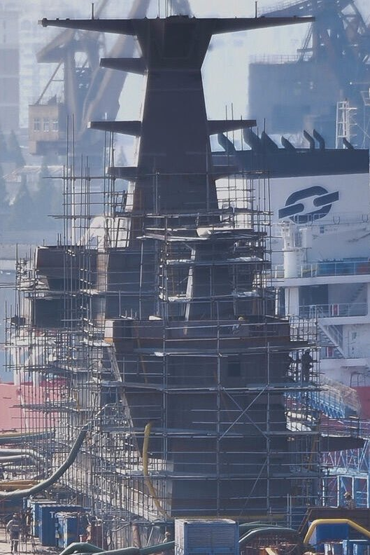 Cận cảnh phần cấu trúc thượng tầng của tàu đổ bộ trực thăng Type 075 đã gần như hoàn thiện phần thô, chưa rõ hệ thống radar và các loại cảm biến đã được lắp đặt hay chưa. Nguồn ảnh: Twitter.