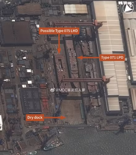 Những hình ảnh này thậm chí còn cho thấy tàu đổ bộ Type 071 của Trung Quốc dường như còn có tiến độ nhanh hơn tàu Type 075 và nhiều khả năng tàu Type 071 sẽ được hạ thuỷ trước. Nguồn ảnh: Twitter.