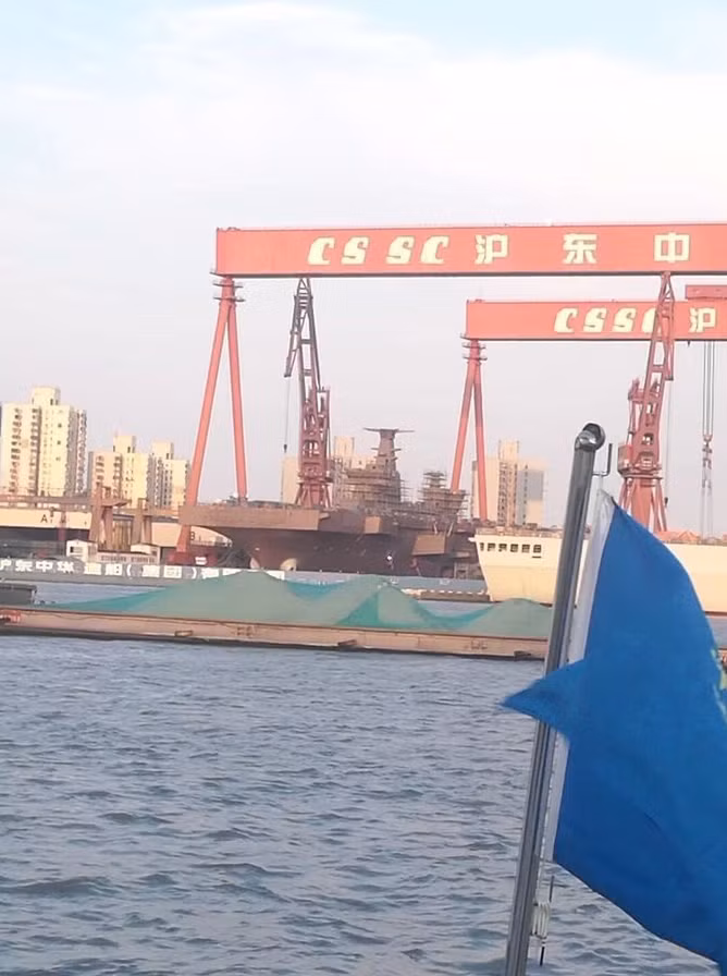 Những hình ảnh mới nhất về tàu đổ bộ trực thăng này cho thấy quá trình hoàn thiện con tàu đang diễn ra rất nhanh, đặc biệt là ở khu vực cấu trúc thượng tầng. Nguồn ảnh: Twitter.