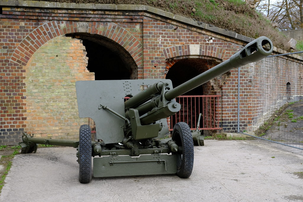 Tuy nhiên khẩu pháo này với tầm bắn tối đa lên tới 15 km và tốc độ bắn cực nhanh vẫn có khả năng áp chế bộ binh cực tốt, rất phù hợp với chiến thuật pháo bầy hoặc pháo dàn, cung cấp hoả lực yểm trợ vùi dập đối phương để bộ binh ta tiếp cận được trận địa. Nguồn ảnh: Military-today.