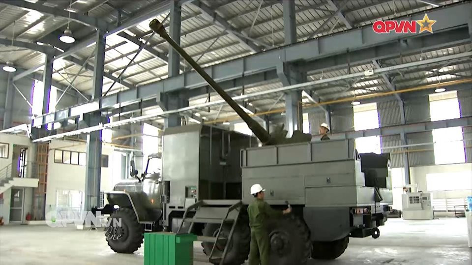 Mới đây, kênh truyền hình Quốc phòng Việt Nam đã cho đăng tải hình ảnh mới nhất về khẩu pháo tự hành do Xí nghiệp Liên hợp Z751 tự nghiên cứu và chế tạo. Đây là cơ cấu pháo tự hành bao gồm một khẩu pháo D-44 cỡ nòng 85mm đặt trên khung gầm xe tải Ural để tăng độ cơ động trong tác chiến. Nguồn ảnh: QPVN.