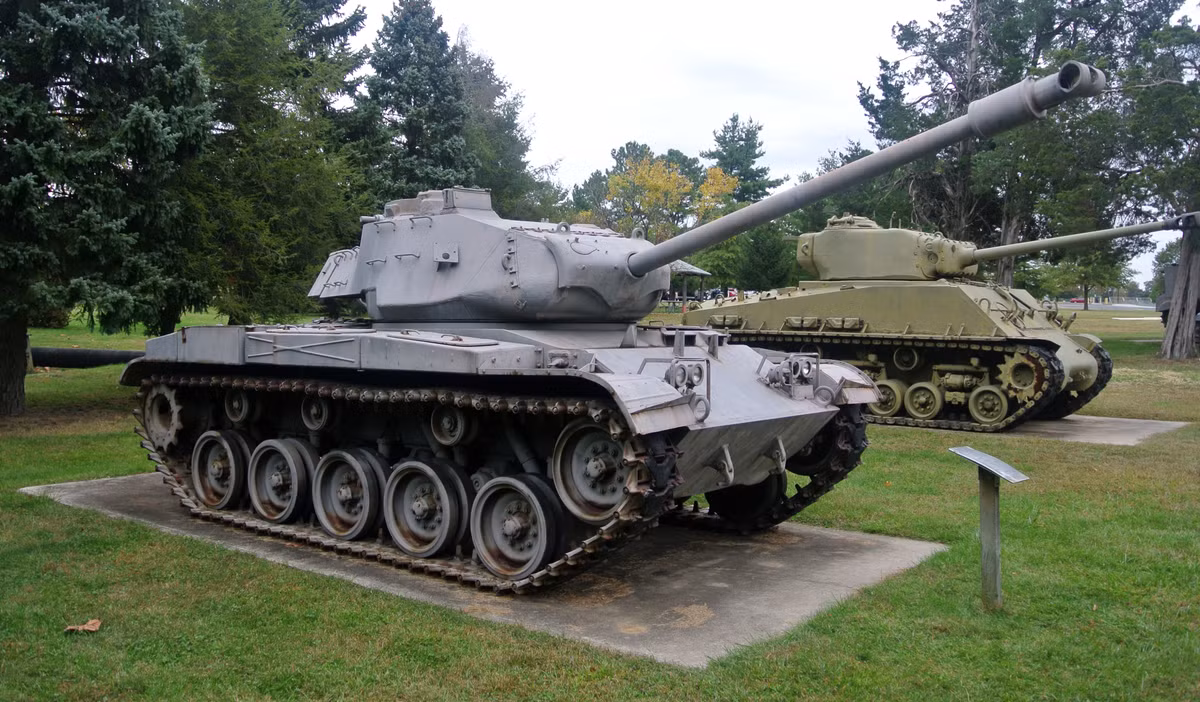 Có trọng lượng tối đa chỉ 23 tấn, xe tăng Walker Bulldog có chiều dài tổng cộng 5,81 mét (tính cả nòng súng), chiều rộng 3,19 mét và cao 2,72 mét. Loại xe tăng này có kíp chiến đấu bốn người bao gồm trưởng xa, lái xe, xạ thủ và nạp đạn viên. Nguồn ảnh: Wikipedia