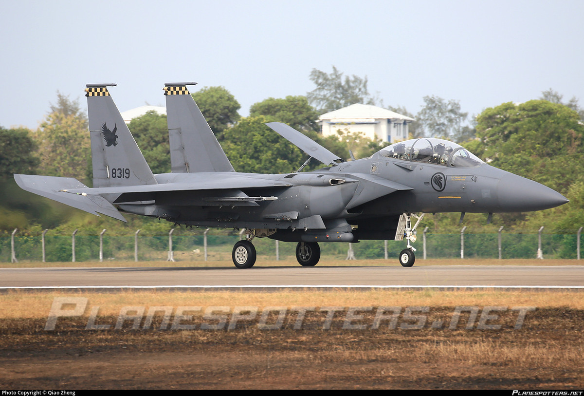 Chưa kể tới việc hệ thống điện tử trên F-15SG cũng được cho là vượt trội với công nghệ radar mạng pha chủ động (AESA) và có khả năng tích hợp các pod gắn ngoài giúp nó có thể tương thích với nhiều hệ thống tác chiến điện tử khác nhau. Nguồn ảnh: Planespotter.