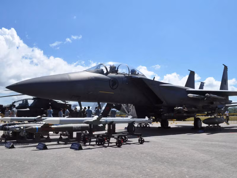 Đây được coi là loại chiến đấu cơ hiện đại nhất trong biên chế của Không quân Singapore hiện tại và cũng được coi là loại máy bay chiến đấu hiện đại bậc nhất Đông Nam Á hiện nay. Nó vượt xa các loại chiến đấu cơ Su-30 khác đang được nhiều nước Đông Nam Á sử dụng. Nguồn ảnh: Aviation.