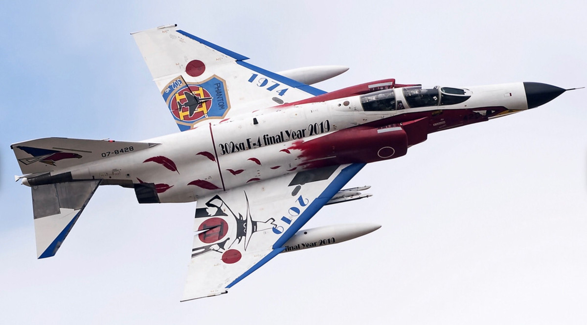 Do đã quá cũ và không thể đảm nhận được các nhiệm vụ đánh chặn tiêm kích nước ngoài di chuyển vào không phận của nước này, chiến đấu cơ F-4 Phantom II của Nhật thường được xuất hiện trong các sự kiện công cộng nhiều hơn là để trực chiến. Nguồn ảnh: QQ.