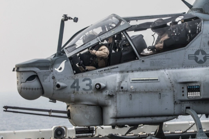 Đặc biệt, thứ vũ khí nguy hiểm và có tốc độ triển khai nhanh nhất từ tàu đổ bộ USS Boxer chính là các trực thăng tấn công Bell AH-1Z Viper. Đây là loại trực thăng được Mỹ phát triển từ dòng AH-1 Cobra từng tham chiến ở Việt Nam trong quá khứ. Nguồn ảnh: QQ.