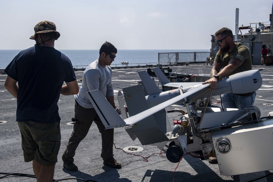 Với không gian chật hẹp trên các tàu vận tải, tàu khu trục hay thậm chí là tàu sân bay, việc có đủ diện tích để phục vụ cho các máy phóng này cũng là điều cực kỳ phức tạp. Nguồn ảnh: Sina.