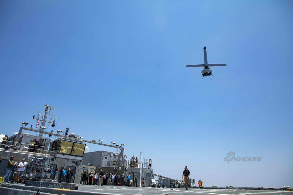 Thiết kế động cơ của máy bay V-BAT cũng rất đơn giản, chỉ bao gồm một động cơ hai thì công suất 183cc, đủ để nó hoạt động lâu dài trên không nhưng cũng đủ yên lặng, không phát ra quá nhiều tiếng ồn khi bay ở độ cao thấp. Nguồn ảnh: Sina.