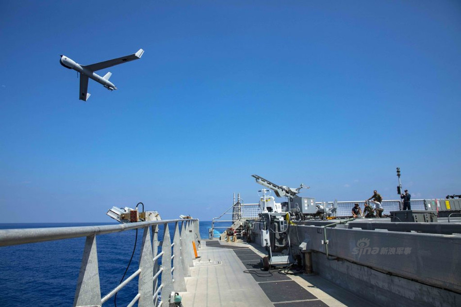 Sự ra đời của V-BAT với khả năng cất - hạ cánh thẳng đứng cực kỳ đơn giản sẽ giải quyết triệt để vấn đề "chiếm dụng" không gian trên tàu chiến của Hải quân Mỹ mà vẫn đảm bảo được khả năng do thám, tuần thám thời gian dài liên tục trên không. Nguồn ảnh: Sina.