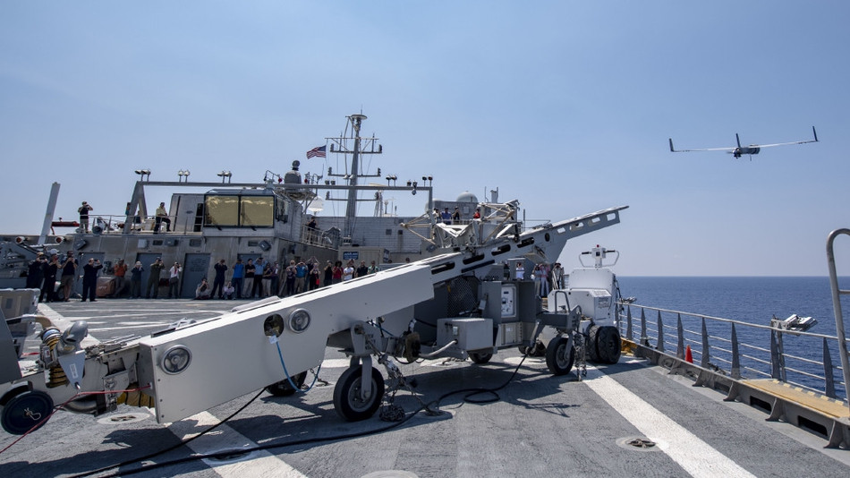 Hiện tại, các loại máy bay không người lái của quân đội Mỹ đều cần có máy phóng hoặc ít nhất là đường băng đủ dài để có thể cất - hạ cánh. Với những loại máy bay không người lái cỡ nhỏ hơn không cần đường băng hoặc máy phóng thì thời gian hoạt động trên không lại rất ngắn. Nguồn ảnh: Sina.