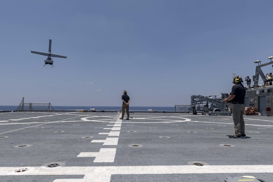 Ngoài việc được sử dụng cho lực lượng hải quân, V-BAT còn có thể được sử dụng cho lực lượng hành pháp như cảnh sát, đặc nhiệm chống khủng bố,... cung cấp khả năng hoạt động thời gian dài trên không mà không tốn diện tích để triển khai và thu hồi. Nguồn ảnh: Sina.